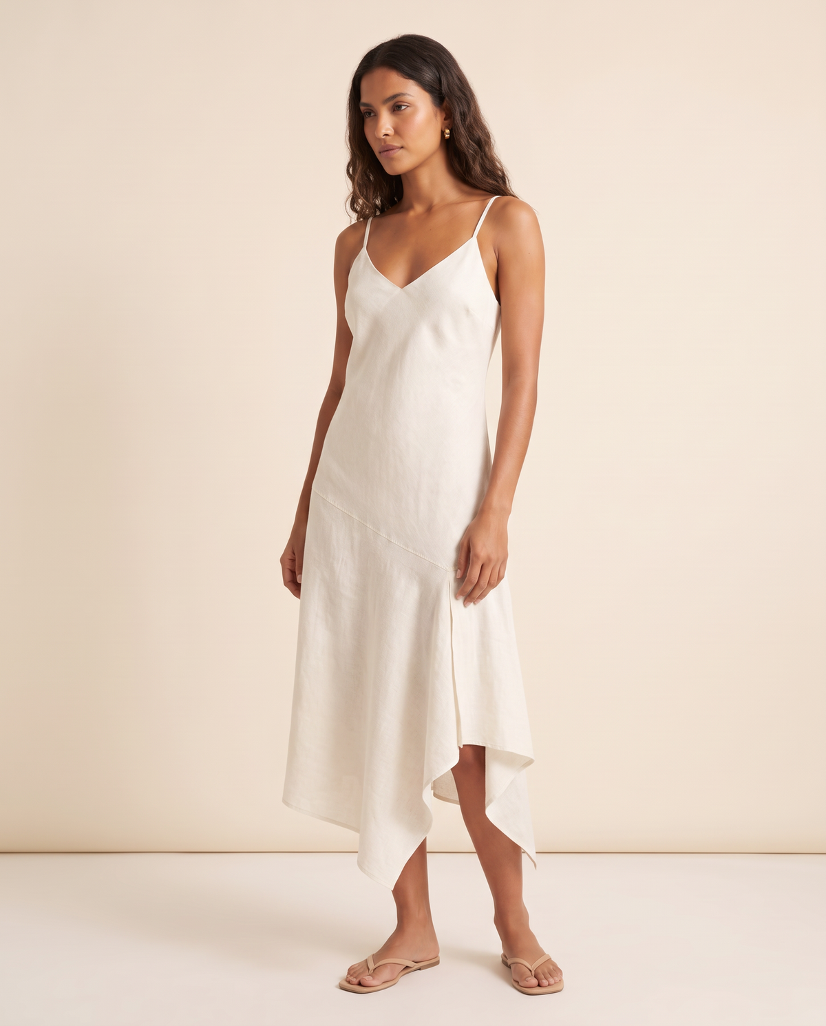 Modelo vestindo Vestido Midi Linho Cru, detalhe