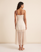 Modelo vestindo Vestido Midi Transparência Cru, de costas