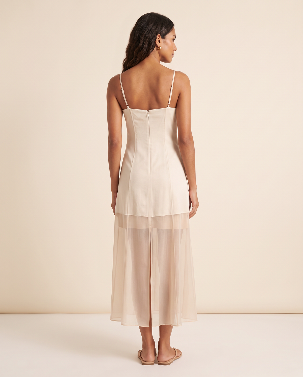 Modelo vestindo Vestido Midi Transparência Cru, de costas