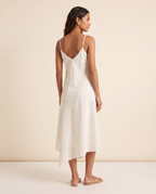 Modelo vestindo Vestido Midi Linho Cru, de costas