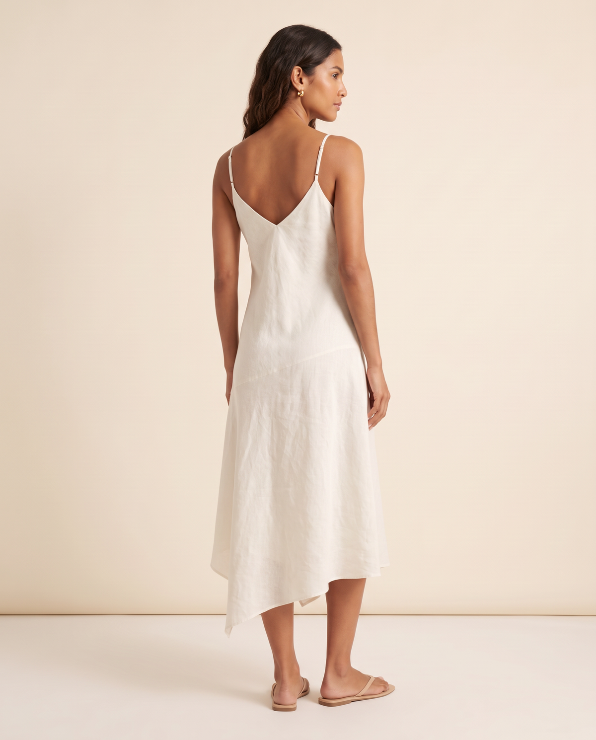 Modelo vestindo Vestido Midi Linho Cru, de costas