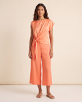 Modelo vestindo Blusa Cetim Laranja, de frente
