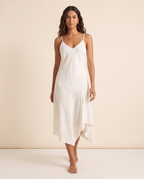 Modelo vestindo Vestido Midi Linho Cru, caminhando
