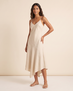 Modelo vestindo Vestido Midi Linho Cru, de lado