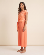 Modelo vestindo Blusa Cetim Laranja, de lado