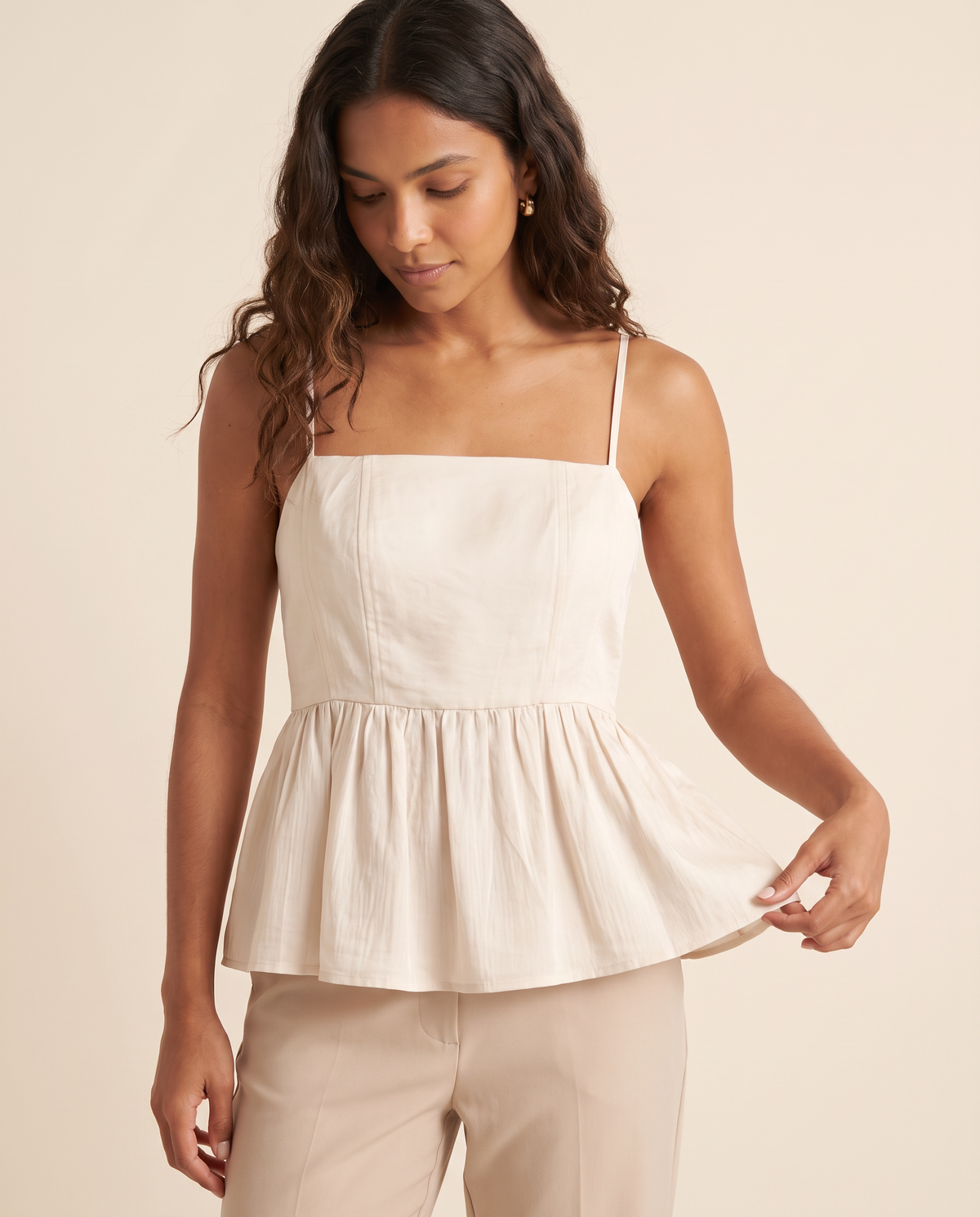 Modelo vestindo Blusa Peplum Cru, detalhe