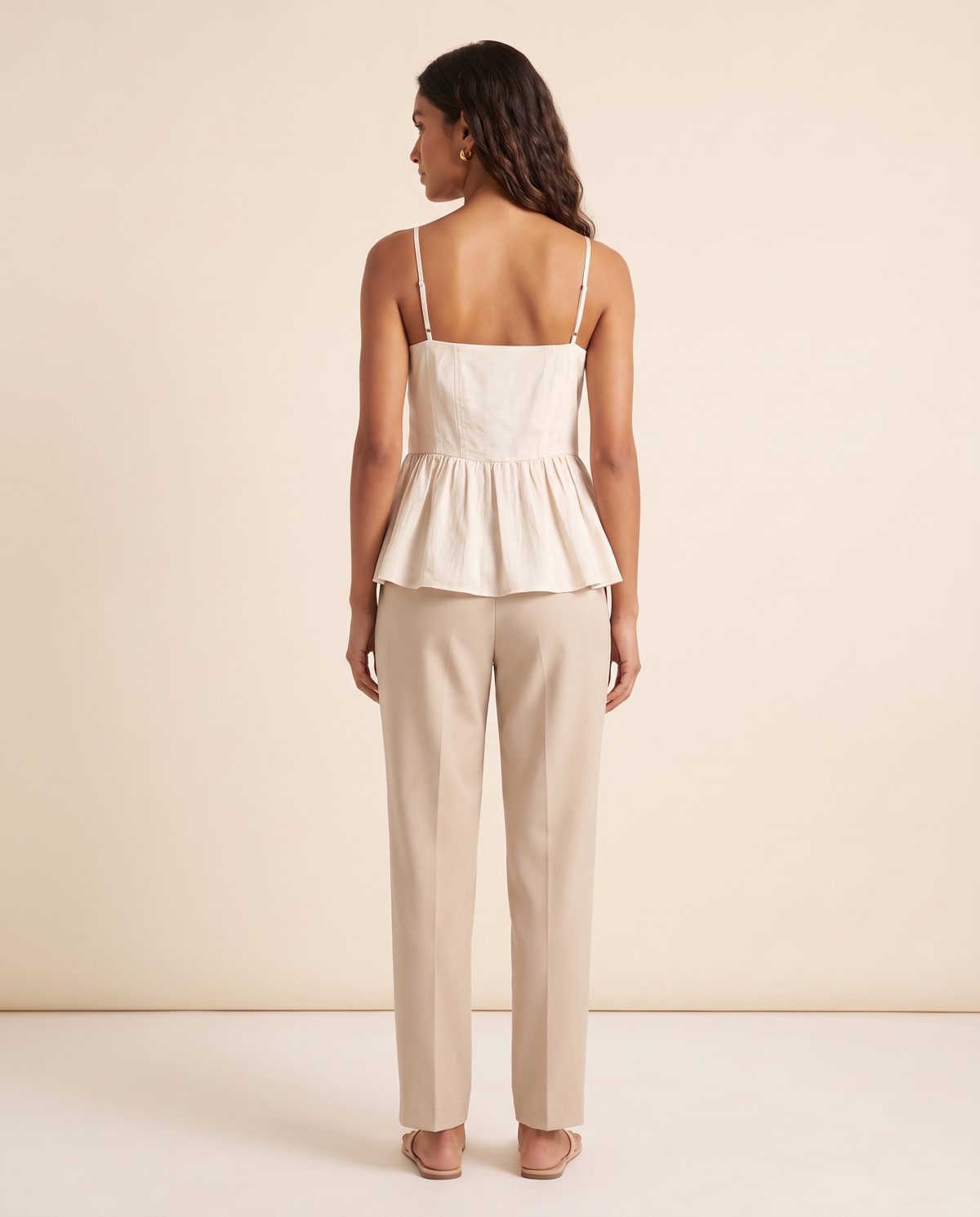 Modelo vestindo Blusa Peplum Cru, de costas