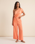 Modelo vestindo Blusa Cetim Laranja, detalhe