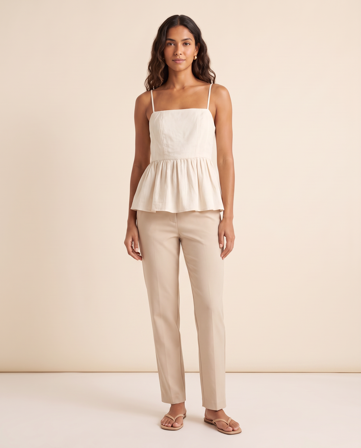 Modelo vestindo Blusa Peplum Cru, de frente