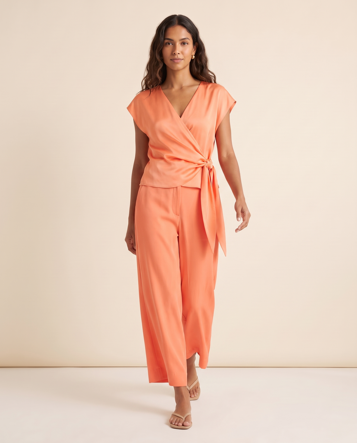 Modelo vestindo Blusa Cetim Laranja, caminhando