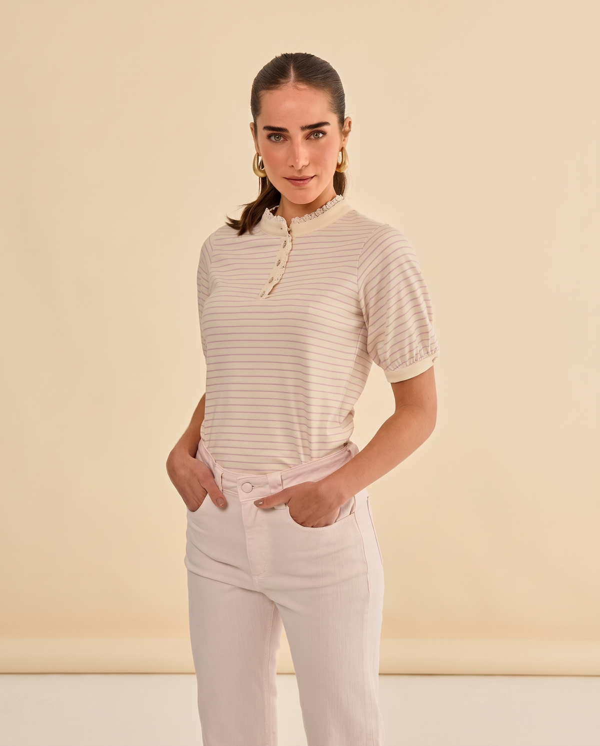 Modelo vestindo Blusa Listrada Ferrara