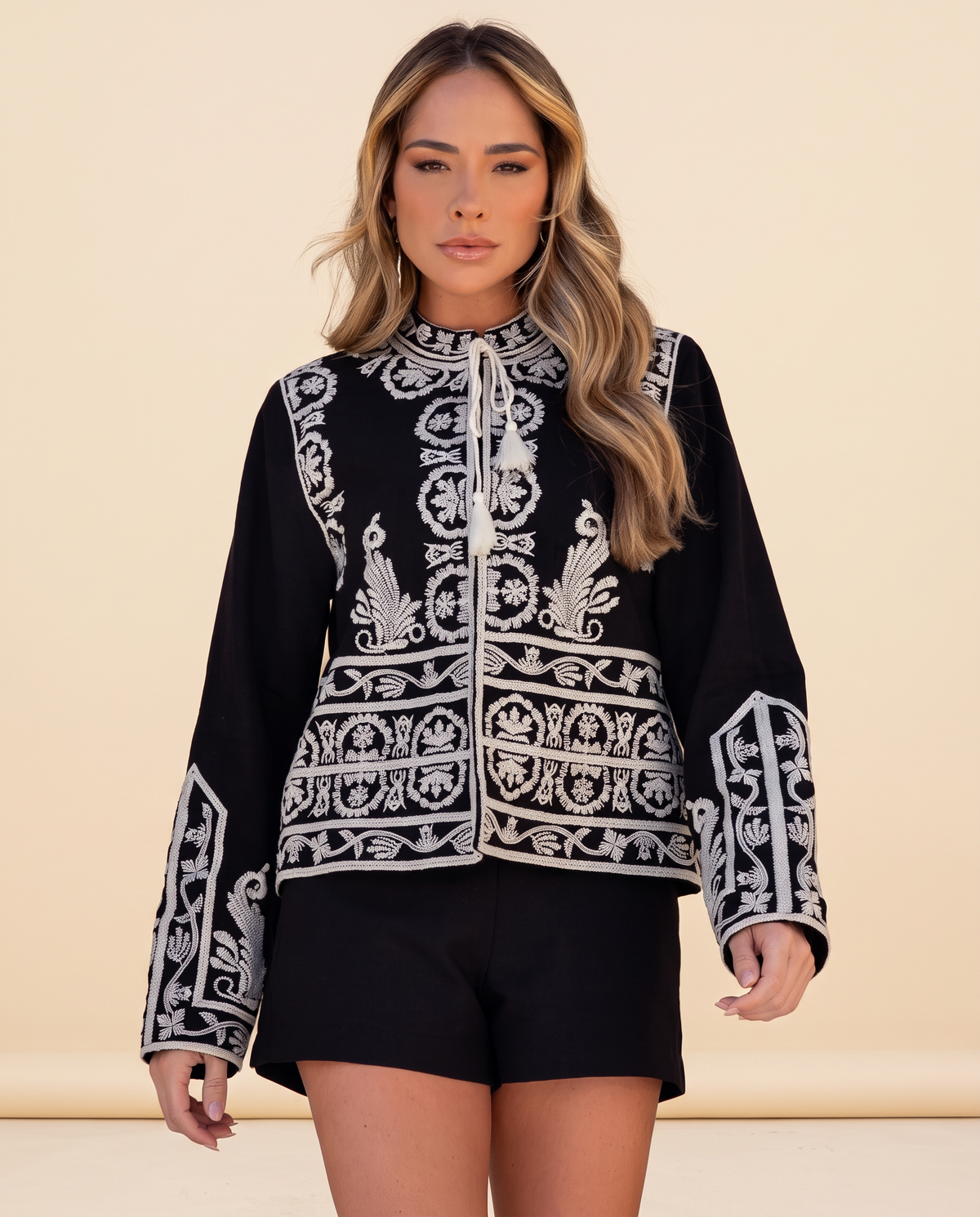 Modelo vestindo Short Alfaiataria Gi Preto
