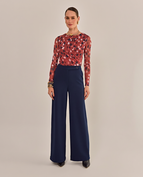 Modelo vestindo Blusa Desert Tule Estampada