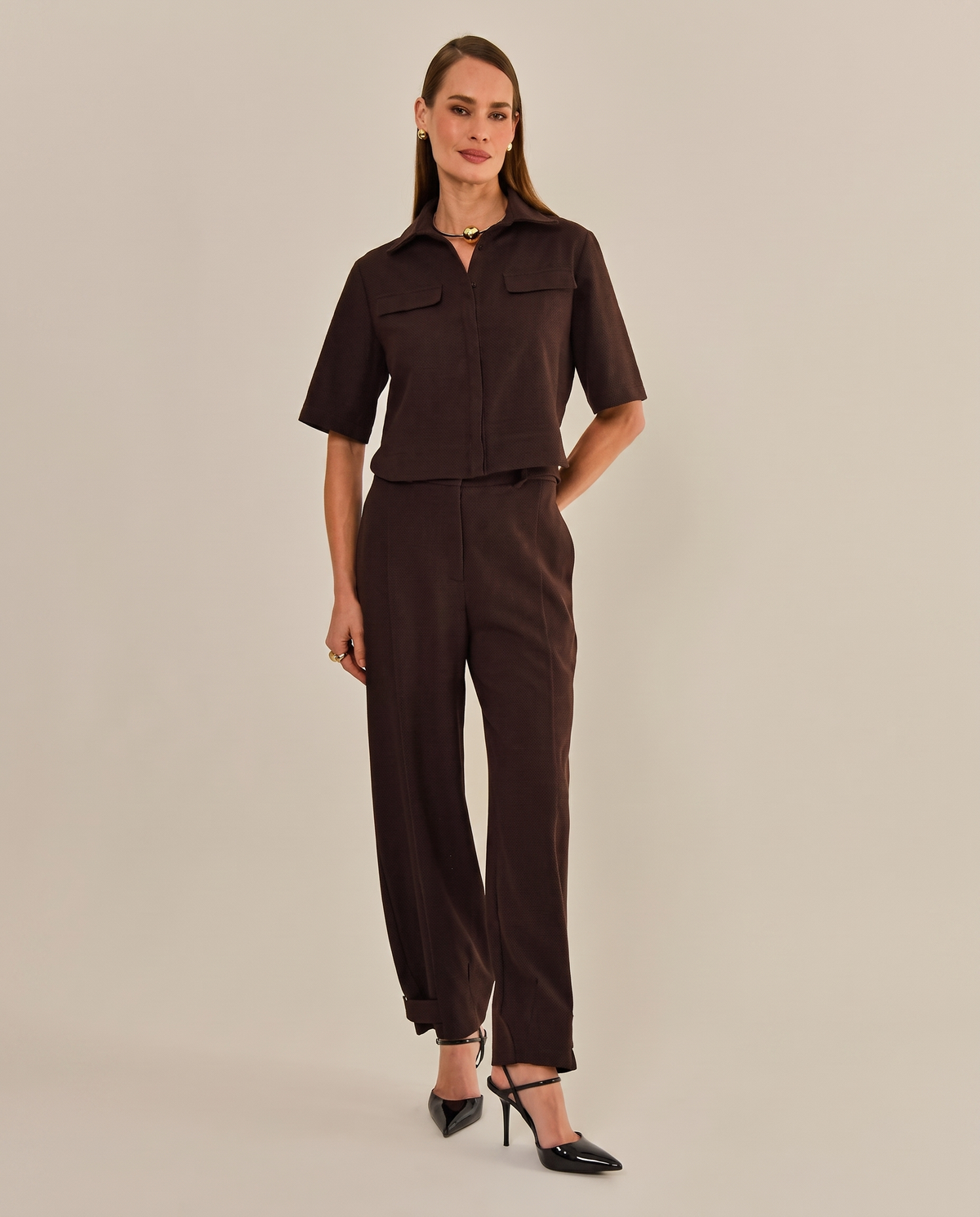 Modelo vestindo Calça Chicago Marrom
