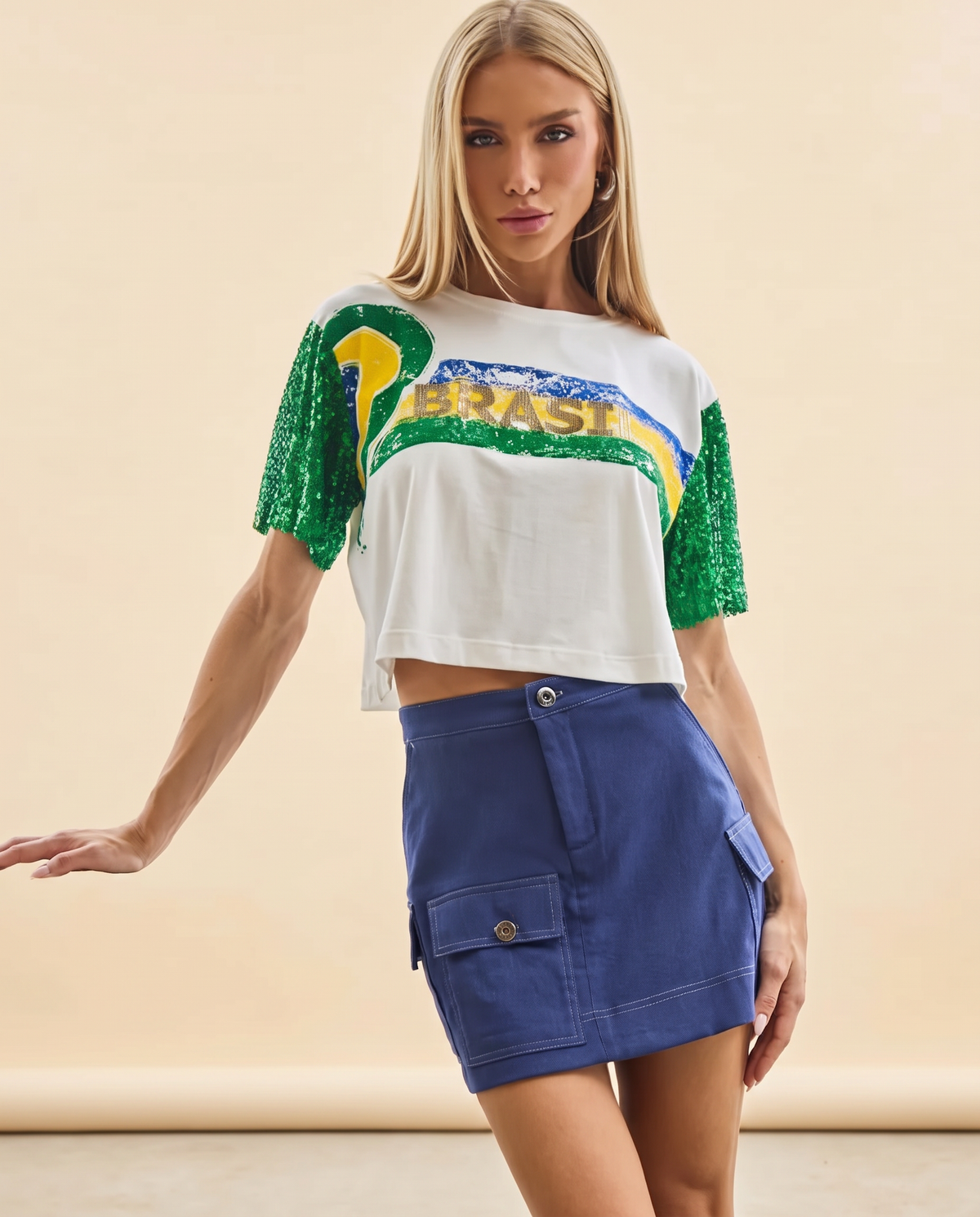 Modelo vestindo T-Shirt Cropped Paete Off White