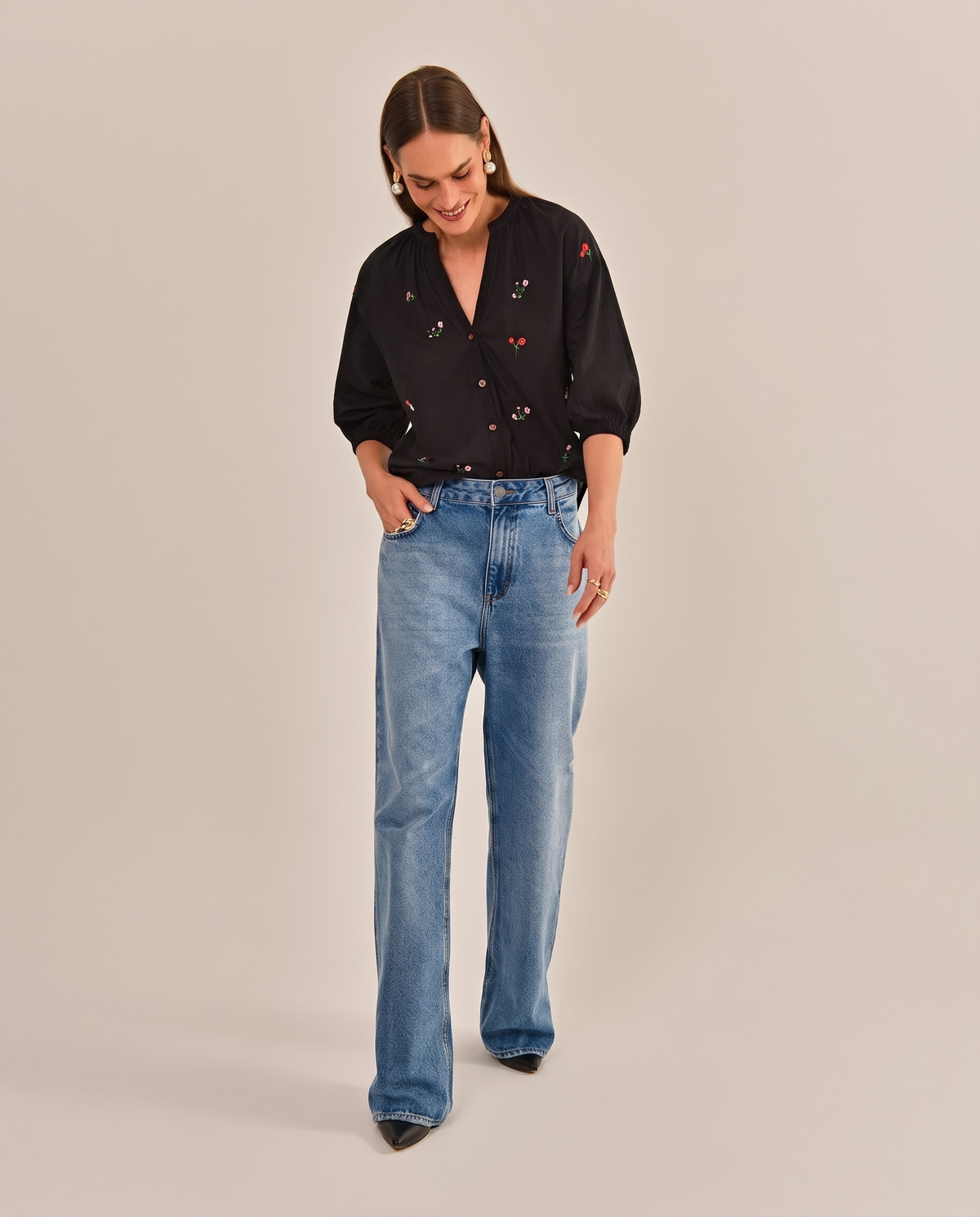 Modelo vestindo Calça Jeans Tisse