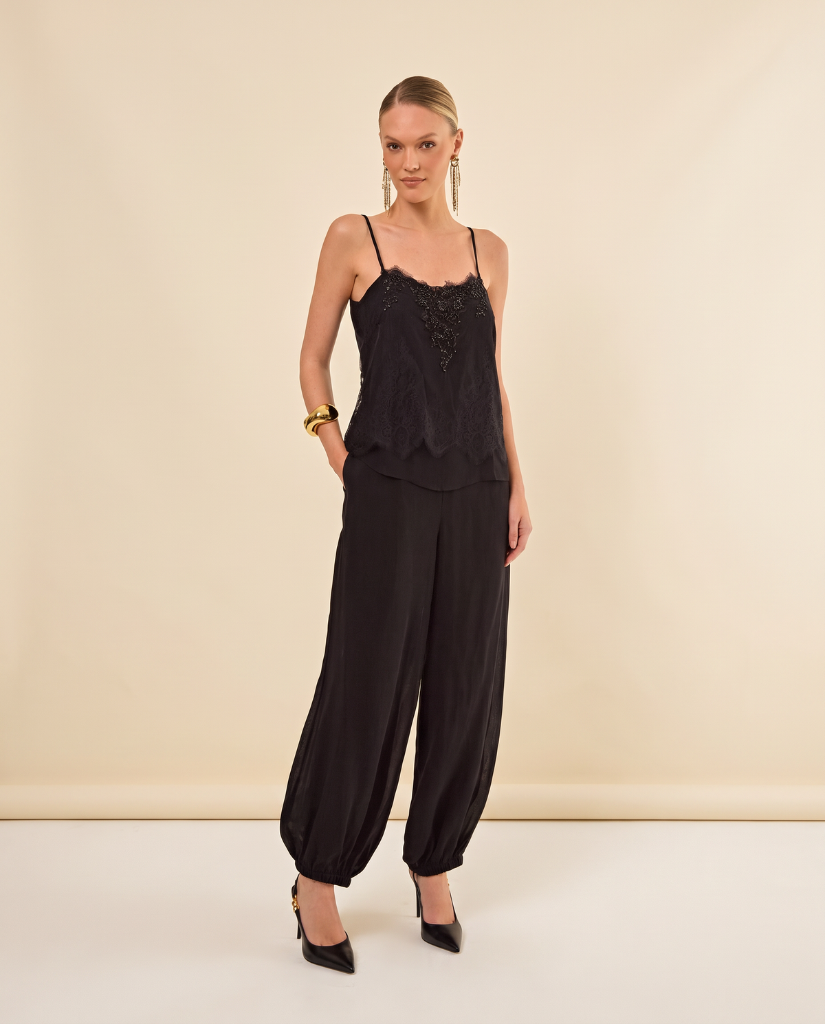 Modelo vestindo Blusa Chilli Preto
