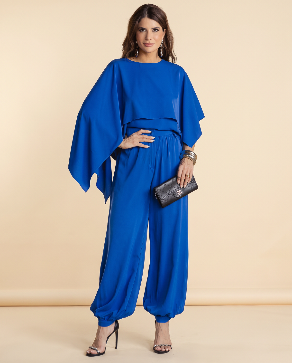 Modelo vestindo Conjunto Alfaitaria Aladim Azul