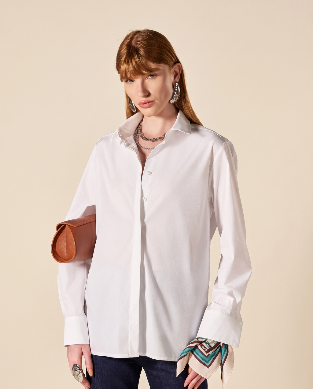 Modelo vestindo Camisa Tricoline Margarida Branco