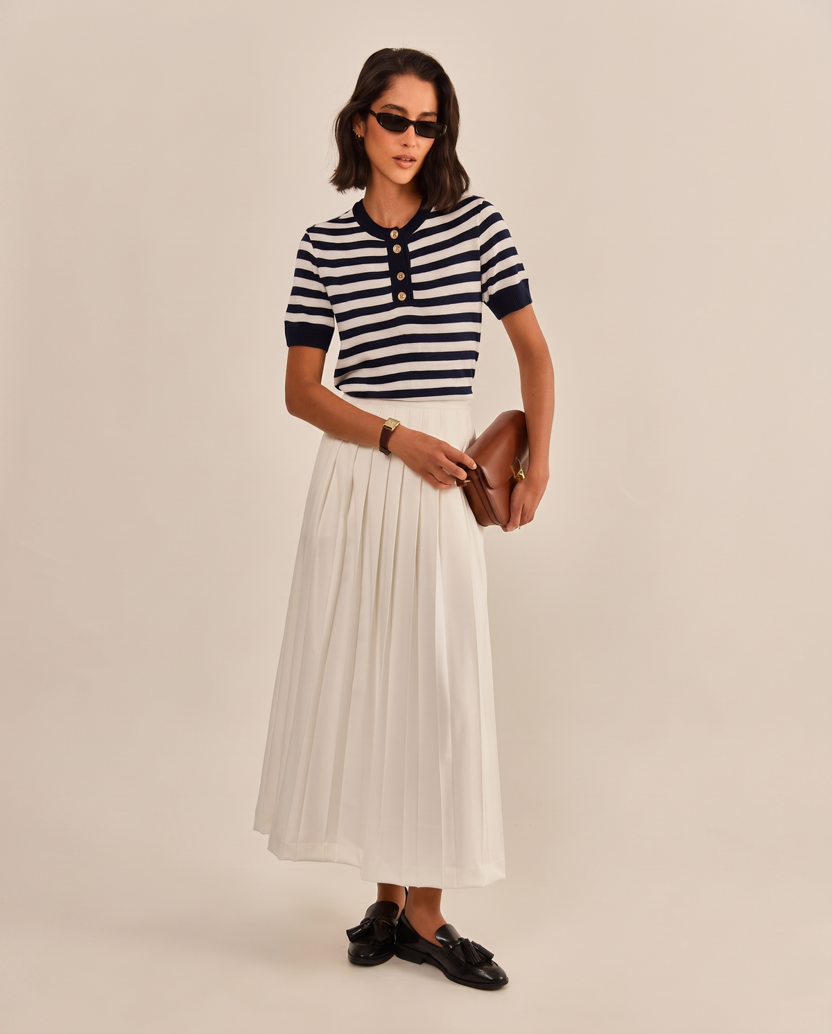 Modelo vestindo Saia Artsy Alfaiataria Plissada Off White