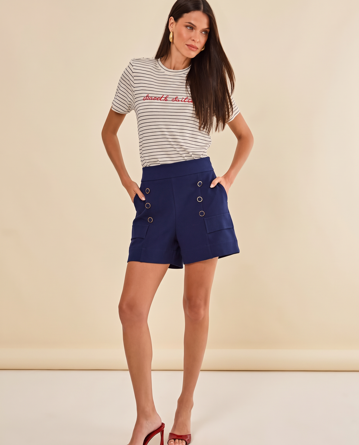 Modelo vestindo Shorts Gimme Azul Marinho
