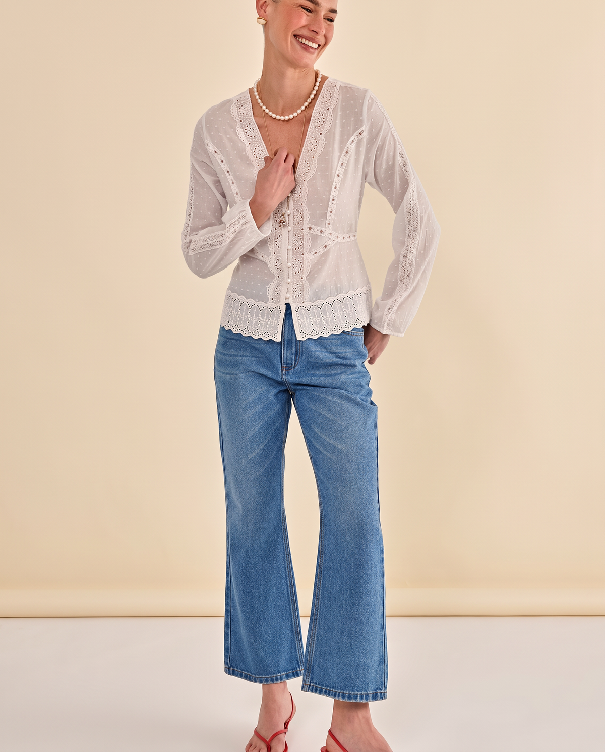 Modelo vestindo Blusa Helo Off White