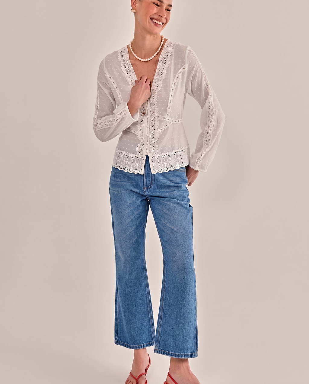 Modelo vestindo Calça Jeans Emile