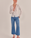 Modelo vestindo Calça Jeans Emile