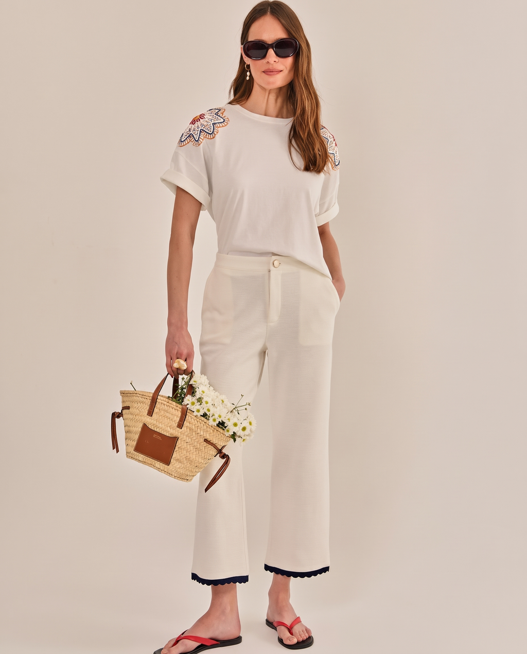 Modelo vestindo Calça Isabel Off White