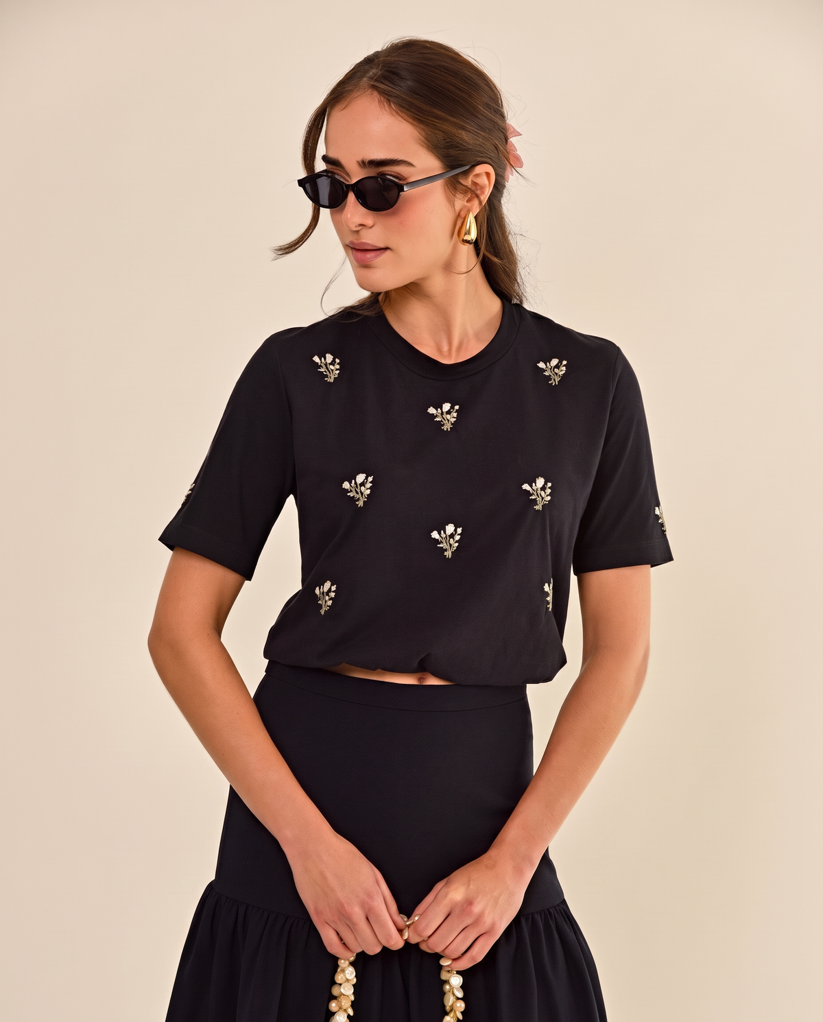 Modelo vestindo Camiseta Beatriz Preto
