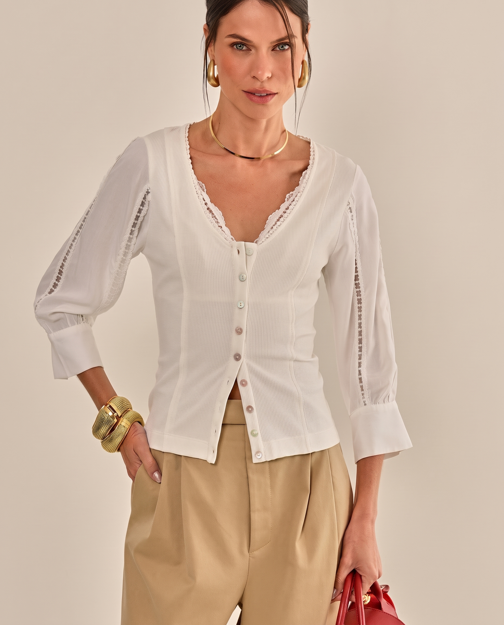 Modelo vestindo Blusa Haye Off White