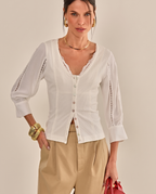 Modelo vestindo Blusa Haye Off White