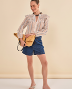 Modelo vestindo Shorts Jeans Flashdance
