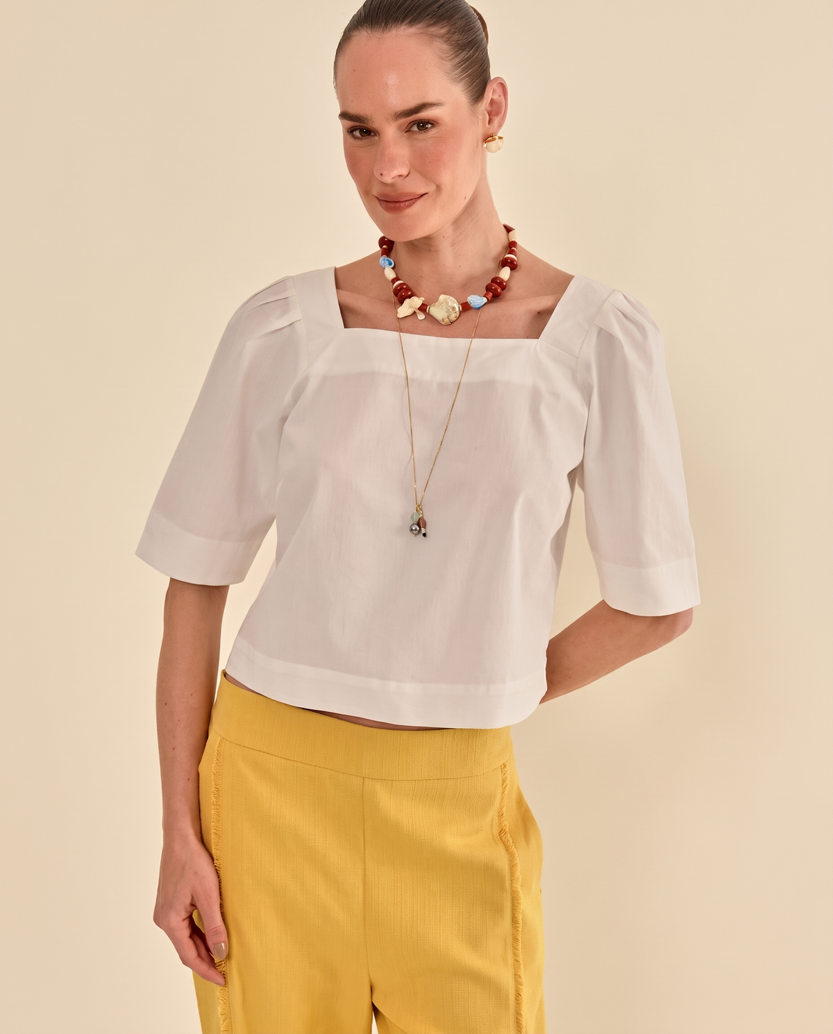 Modelo vestindo Blusa Kesia Off White