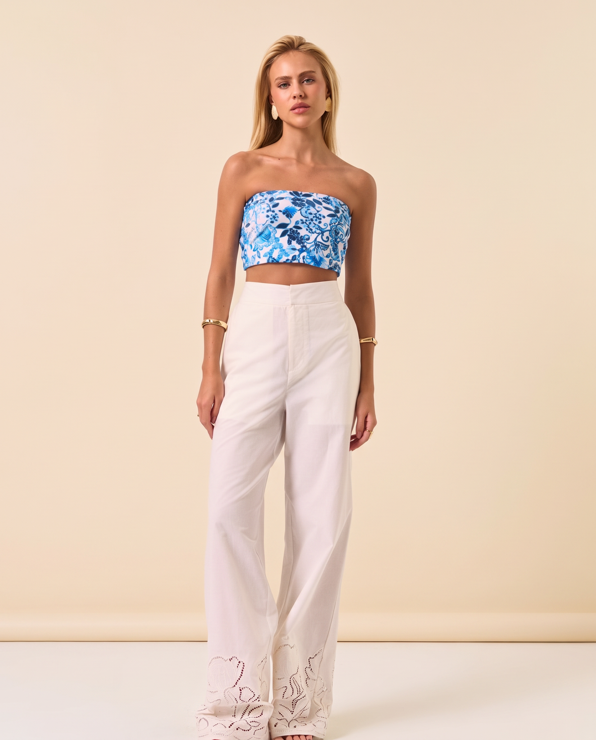 Modelo vestindo Top Malha Lika Double Face Estampado