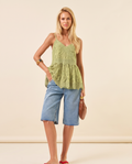 Modelo vestindo Blusa Renda Alana Verde Oliva