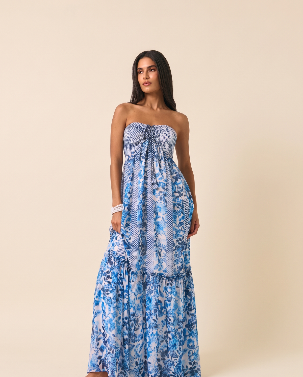 Modelo vestindo Vestido Estampado Chiffon Mariah