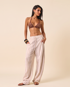 Modelo vestindo Calça Listrada Tina