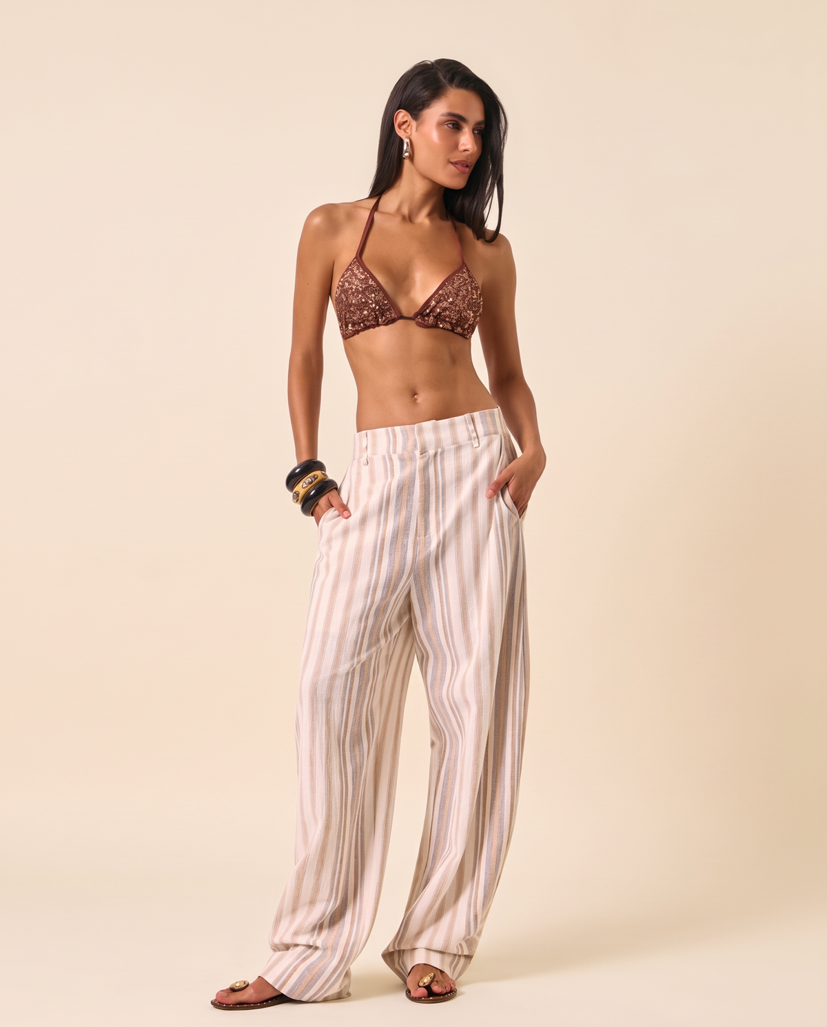 Modelo vestindo Calça Listrada Tina