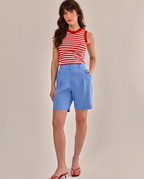 Modelo vestindo Bermuda Lia Azul