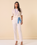 Modelo vestindo Calça Sarja Ivy Off White