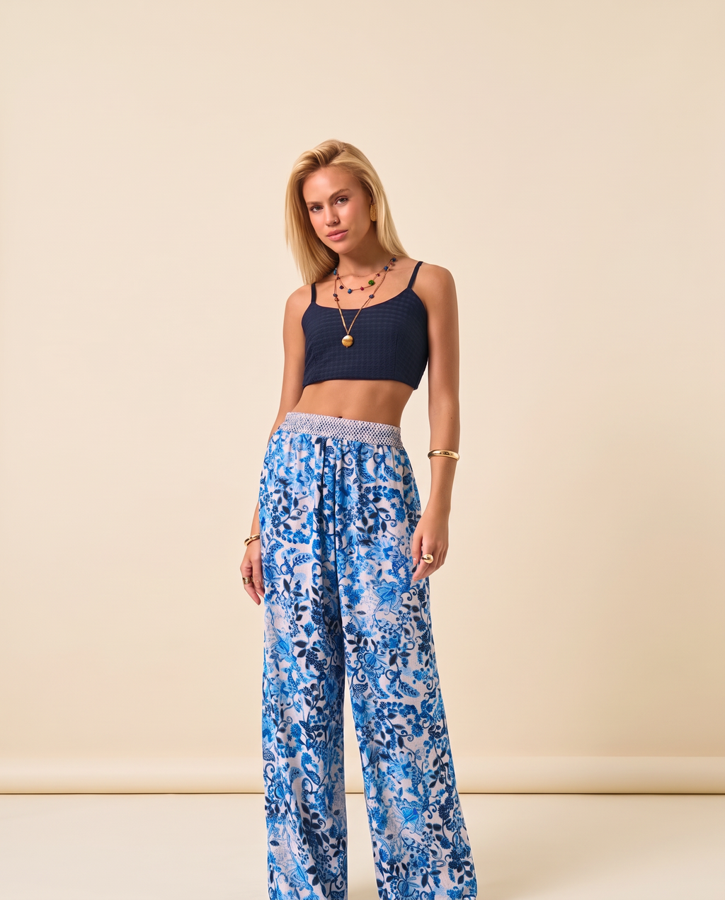 Modelo vestindo Calça Estampada Chiffon Lolla Dupla Face