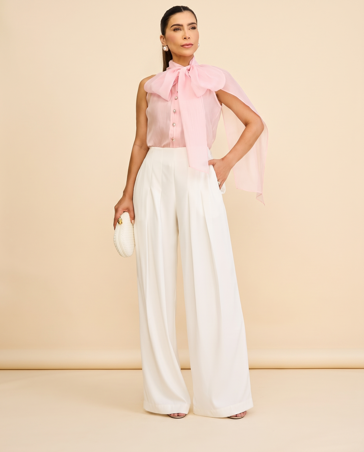 Modelo vestindo Calça Crepe Satin com Pregas Off White