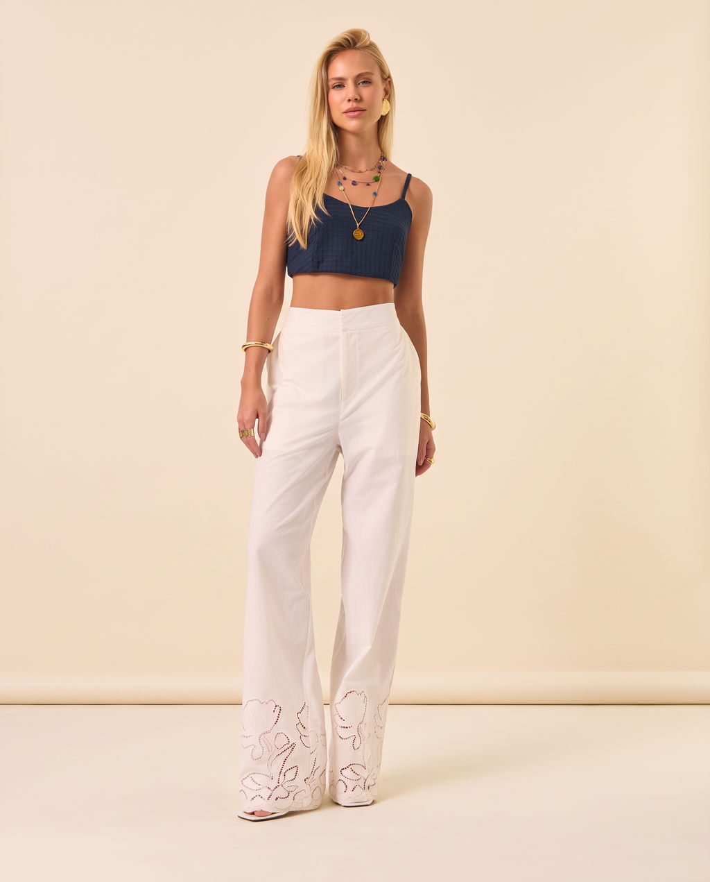 Modelo vestindo Calça Bordada Jessica Off White