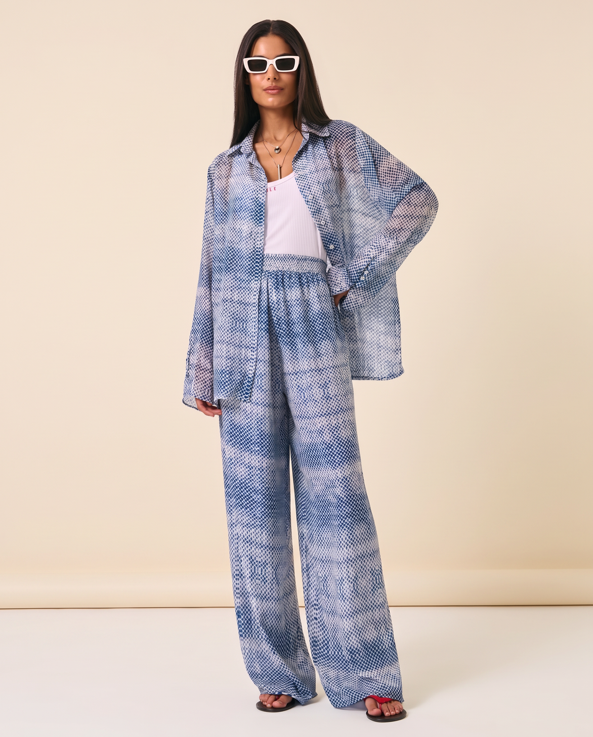 Modelo vestindo Camisa Estampada Chiffon Giani