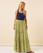 Modelo vestindo Saia Renda Isabela Verde Oliva