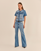 Modelo vestindo Calça Jeans Carla