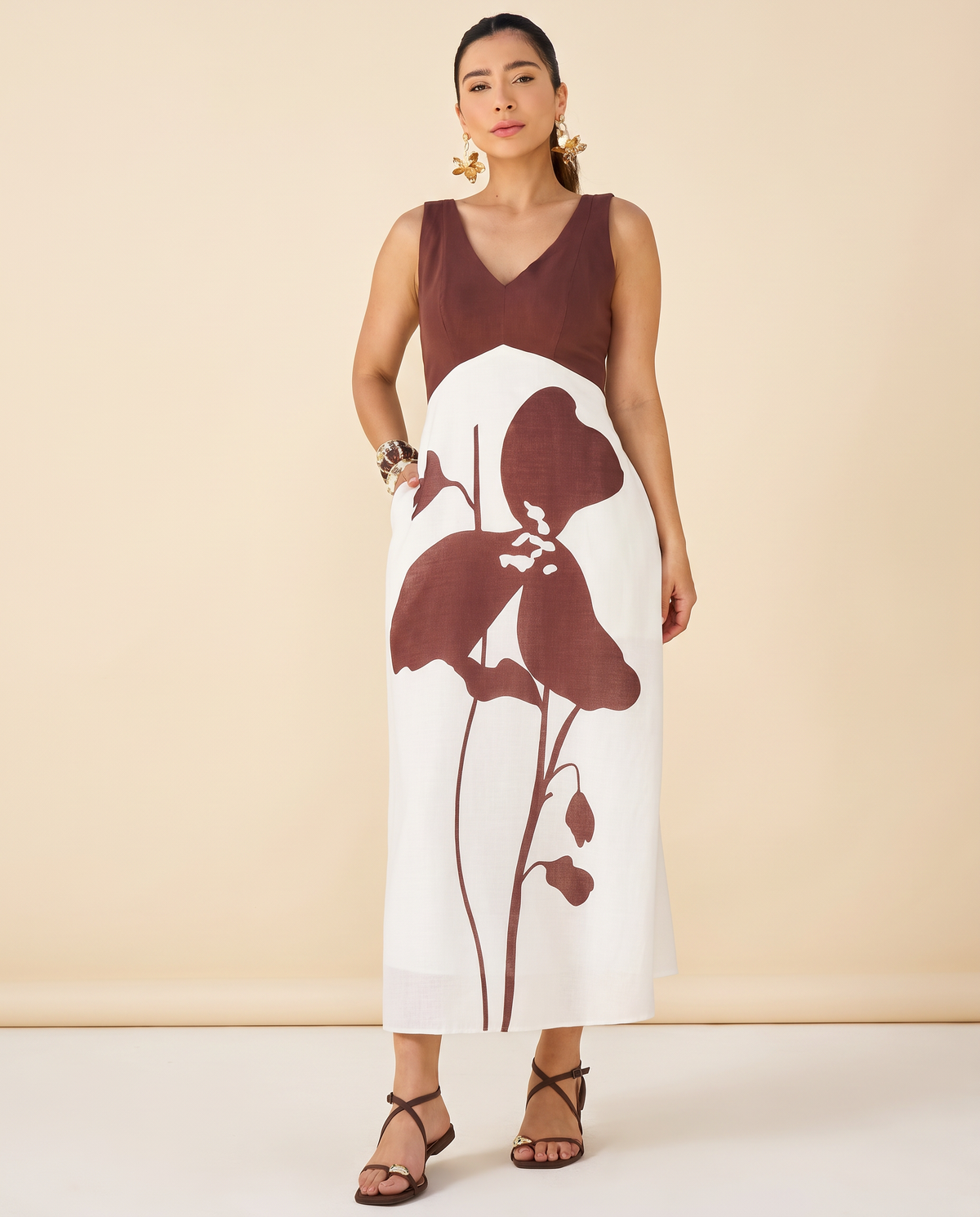 Modelo vestindo Vestido Linho Estampa Floral