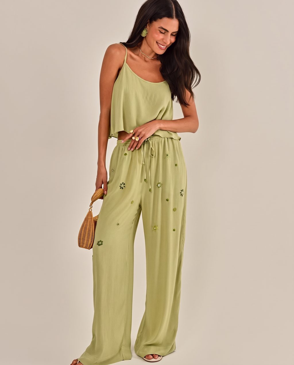 Modelo vestindo Calça Mallorca