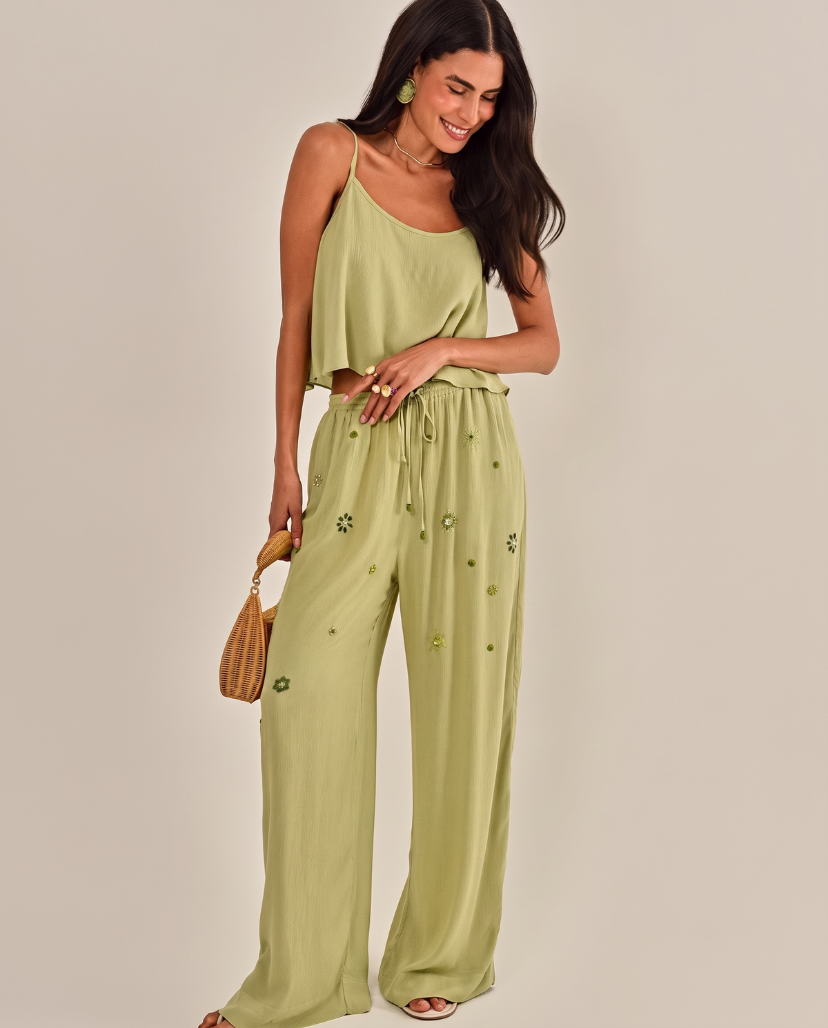 Modelo vestindo Calça Mallorca